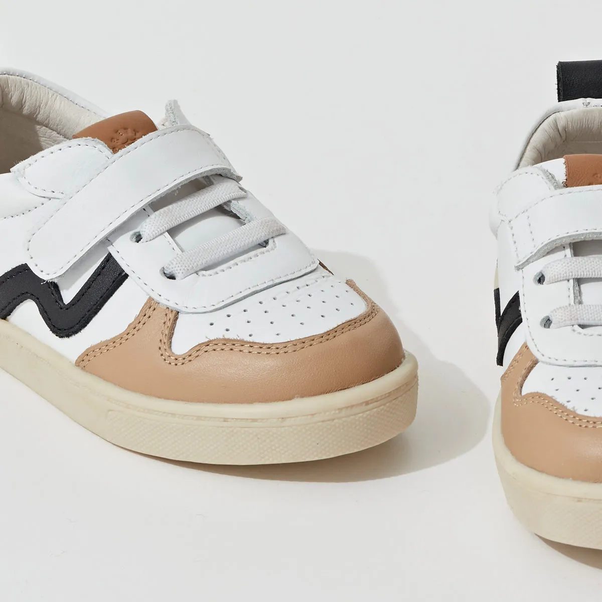 PRETTY BRAVE XO TRAINER WHITE/BLACK