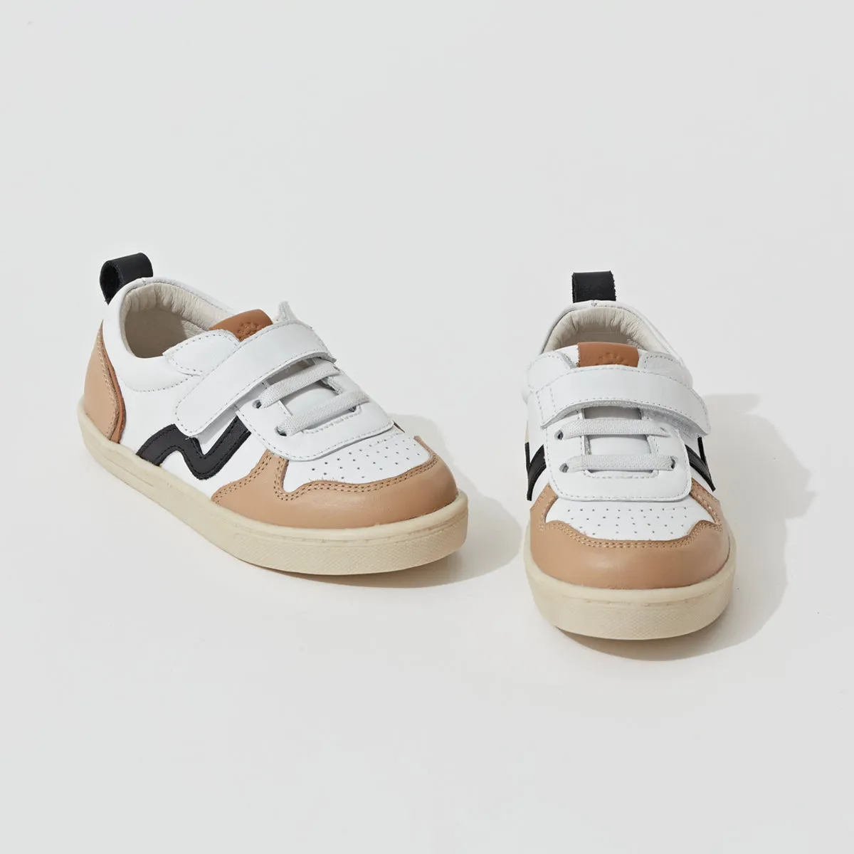 PRETTY BRAVE XO TRAINER WHITE/BLACK